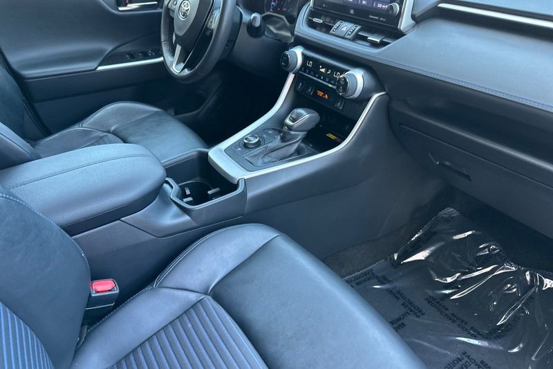 Toyota RAV4 Vehicle Full-screen Gallery Image 16