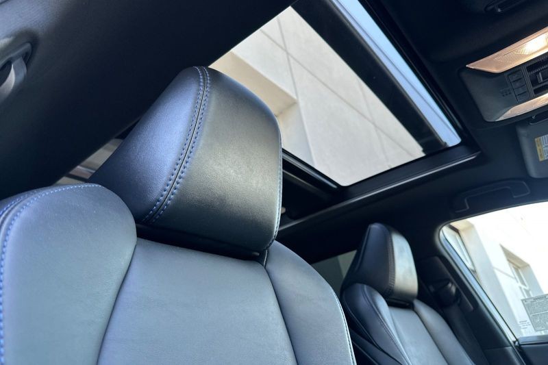 Toyota RAV4 Vehicle Full-screen Gallery Image 17