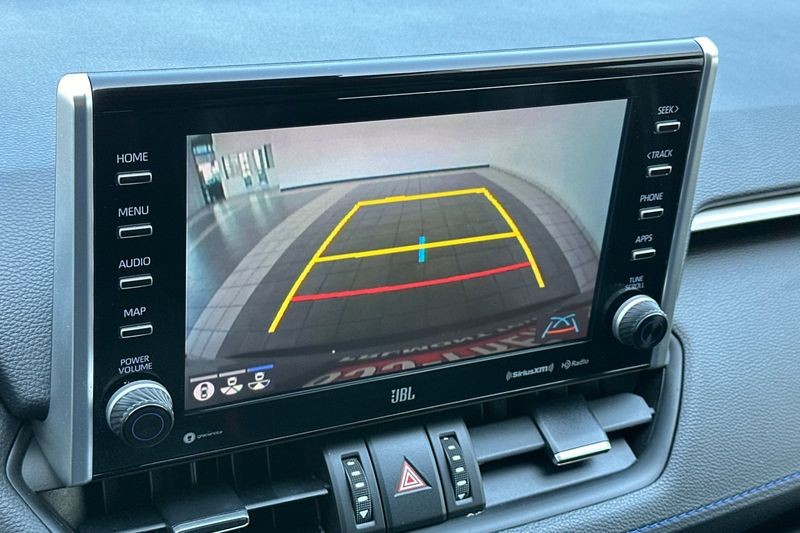 Toyota RAV4 Vehicle Full-screen Gallery Image 19