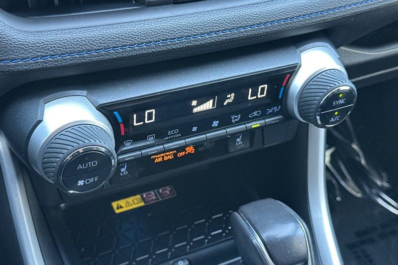 Toyota RAV4 Vehicle Full-screen Gallery Image 20
