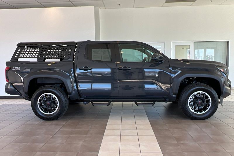 Toyota Tacoma 4WD Vehicle Full-screen Gallery Image 03