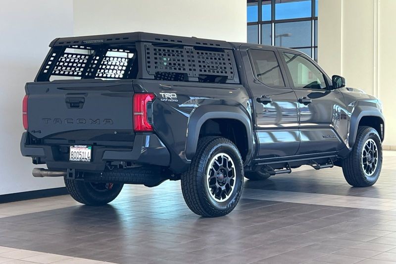 Toyota Tacoma 4WD Vehicle Full-screen Gallery Image 04