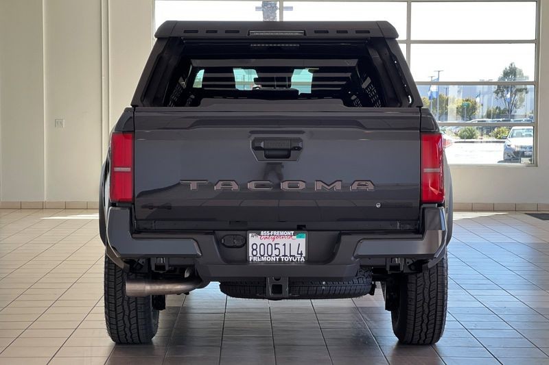 Toyota Tacoma 4WD Vehicle Full-screen Gallery Image 05