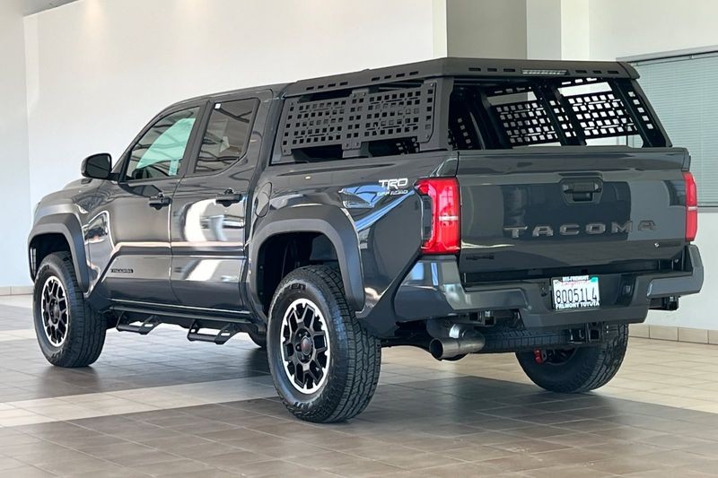 Toyota Tacoma 4WD Vehicle Full-screen Gallery Image 06