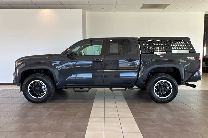 Toyota Tacoma 4WD Vehicle Full-screen Gallery Image 07