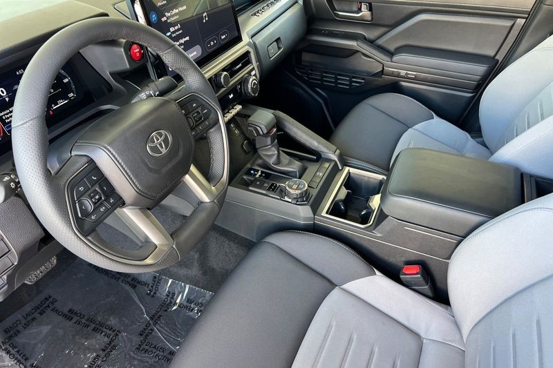 Toyota Tacoma 4WD Vehicle Full-screen Gallery Image 10