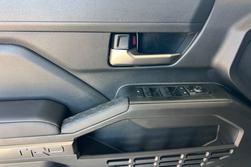 Toyota Tacoma 4WD Vehicle Full-screen Gallery Image 11