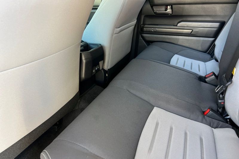 Toyota Tacoma 4WD Vehicle Full-screen Gallery Image 12