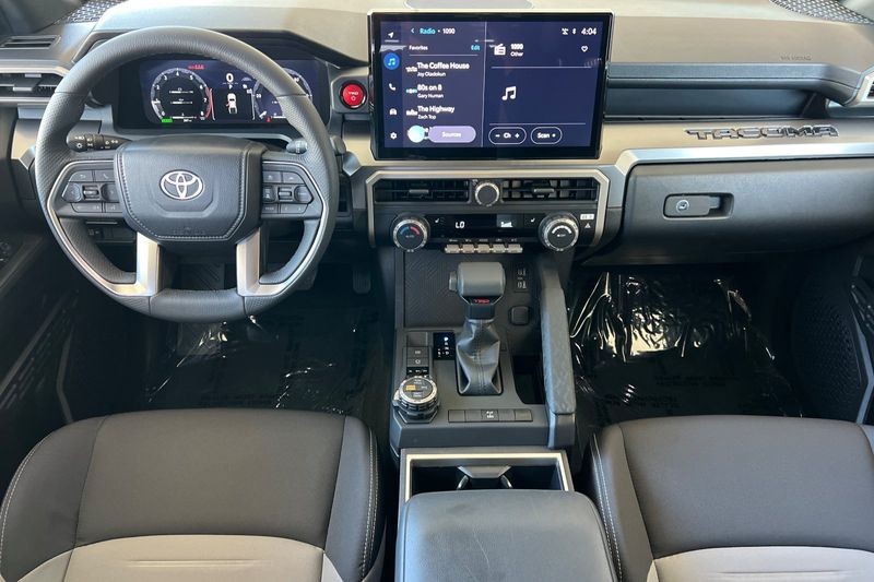 Toyota Tacoma 4WD Vehicle Full-screen Gallery Image 13