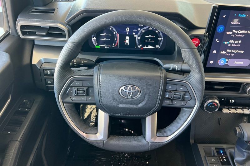 Toyota Tacoma 4WD Vehicle Full-screen Gallery Image 14