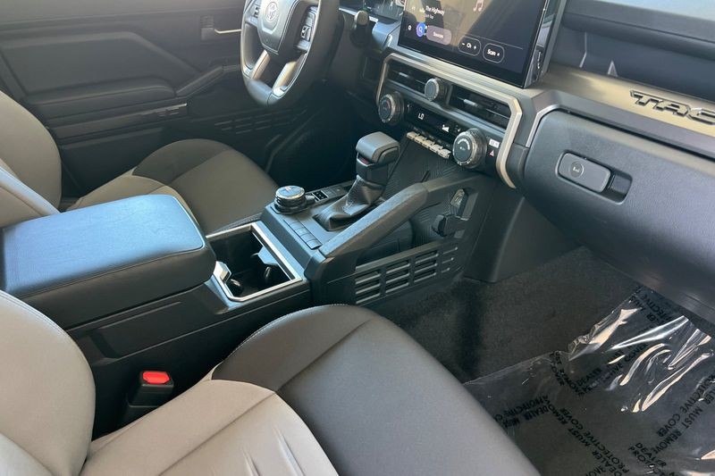 Toyota Tacoma 4WD Vehicle Full-screen Gallery Image 15