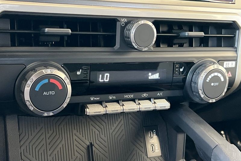 Toyota Tacoma 4WD Vehicle Full-screen Gallery Image 19