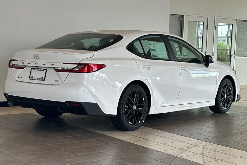 Toyota Camry Vehicle Full-screen Gallery Image 04