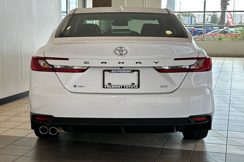 Toyota Camry Vehicle Full-screen Gallery Image 05