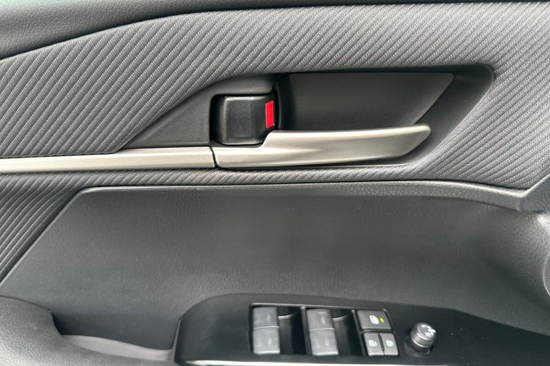 Toyota Camry Vehicle Full-screen Gallery Image 08
