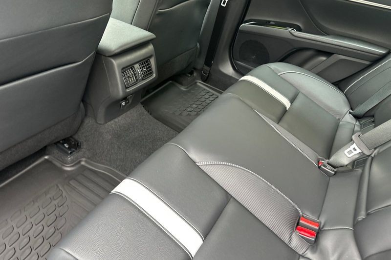Toyota Camry Vehicle Full-screen Gallery Image 09
