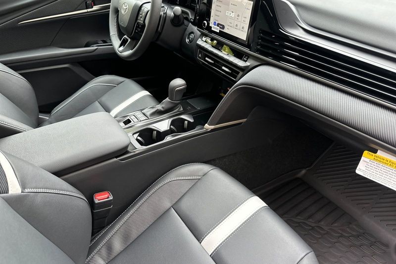 Toyota Camry Vehicle Full-screen Gallery Image 12