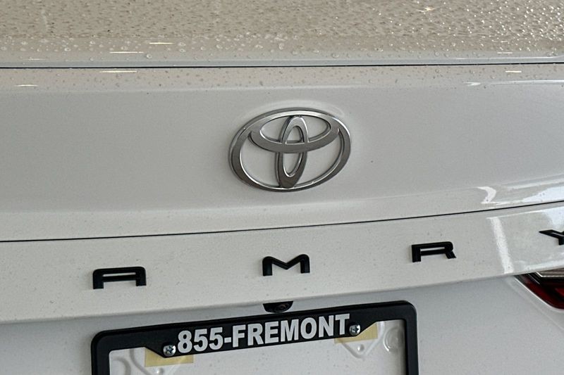 Toyota Camry Vehicle Full-screen Gallery Image 20