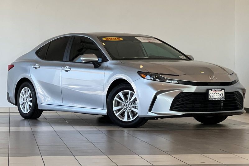 Toyota Camry Vehicle Full-screen Gallery Image 02