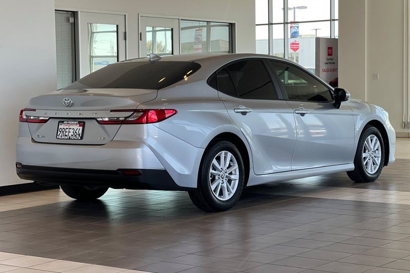 Toyota Camry Vehicle Full-screen Gallery Image 04