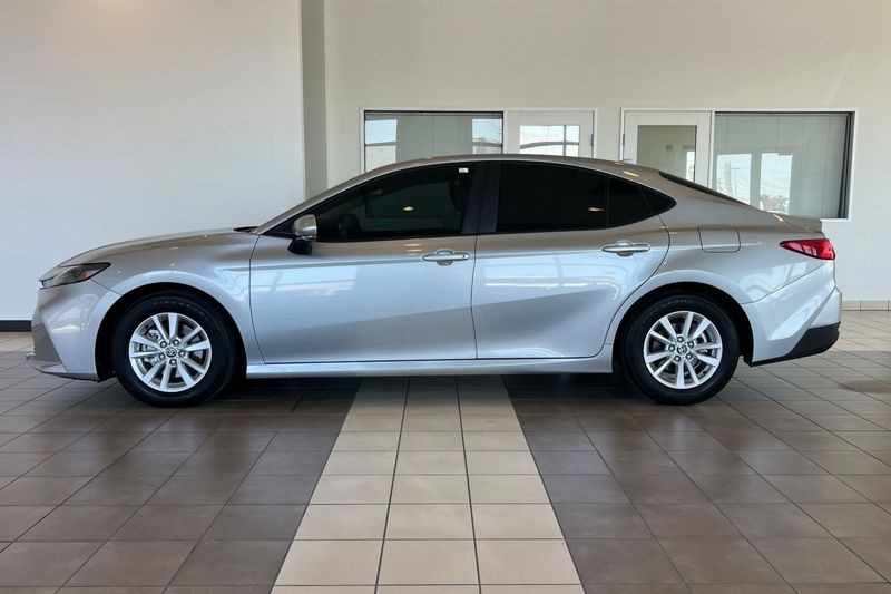 Toyota Camry Vehicle Full-screen Gallery Image 07