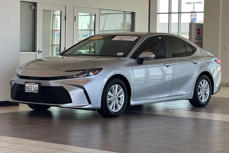 Toyota Camry Vehicle Full-screen Gallery Image 08