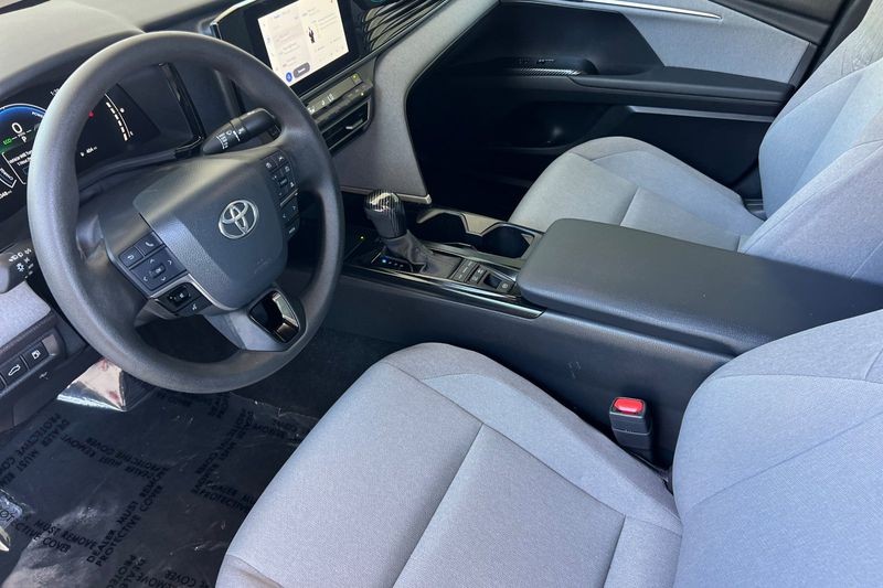 Toyota Camry Vehicle Full-screen Gallery Image 10