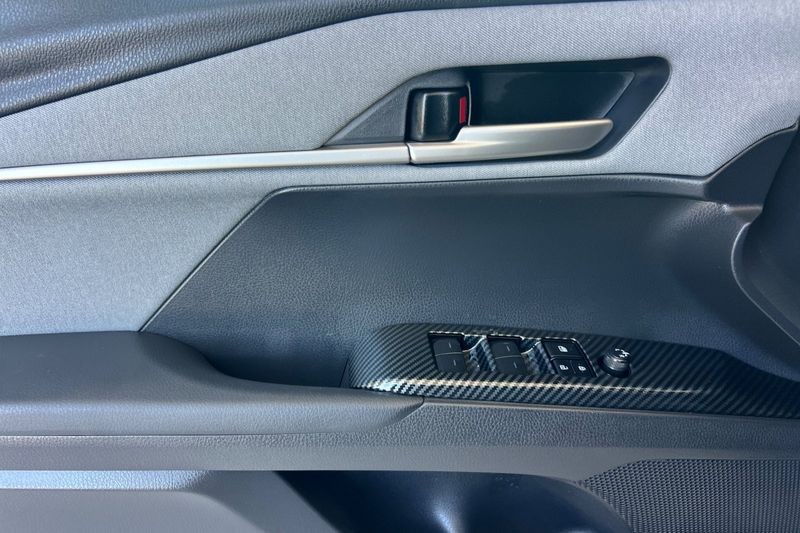 Toyota Camry Vehicle Full-screen Gallery Image 11