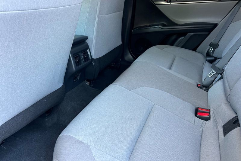 Toyota Camry Vehicle Full-screen Gallery Image 12