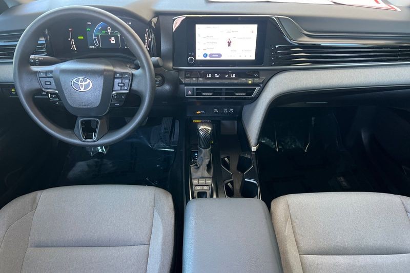 Toyota Camry Vehicle Full-screen Gallery Image 13