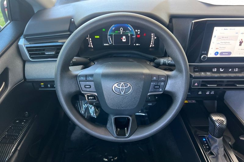 Toyota Camry Vehicle Full-screen Gallery Image 14