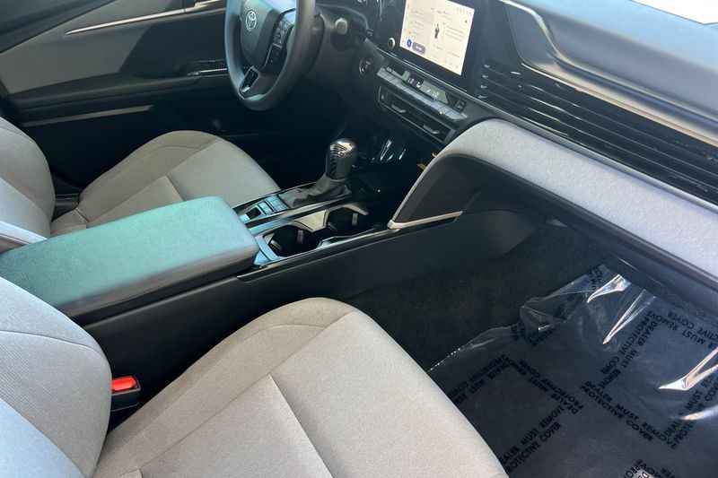 Toyota Camry Vehicle Full-screen Gallery Image 15