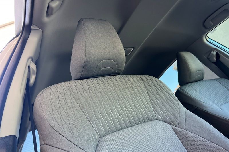 Toyota Camry Vehicle Full-screen Gallery Image 16