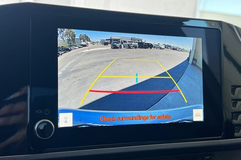Toyota Camry Vehicle Full-screen Gallery Image 18