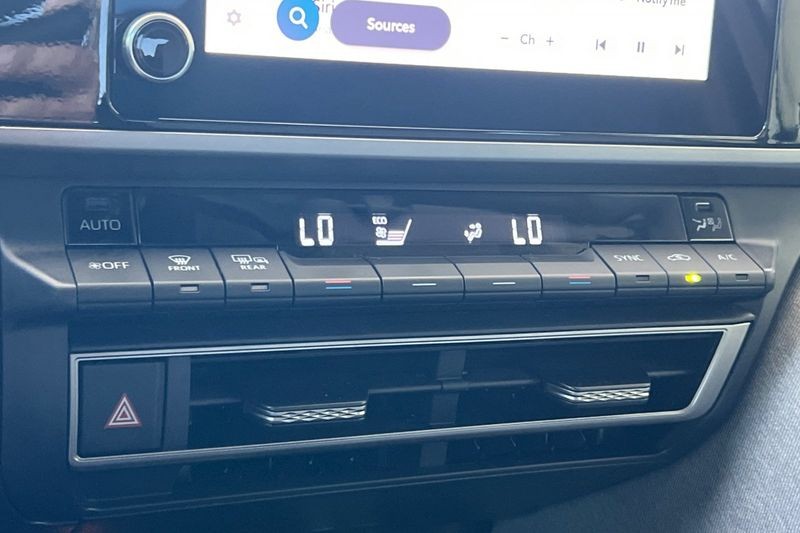 Toyota Camry Vehicle Full-screen Gallery Image 19