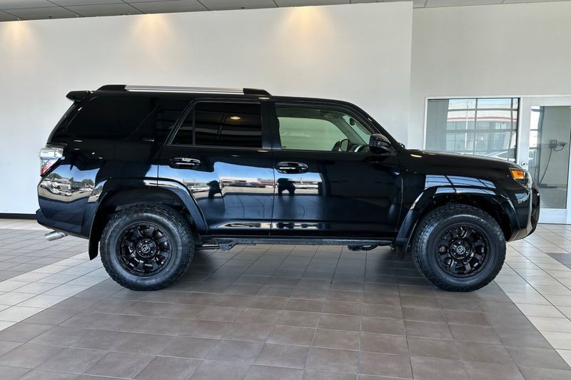 Toyota 4Runner Vehicle Full-screen Gallery Image 03