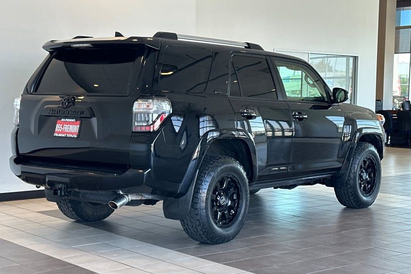 Toyota 4Runner Vehicle Full-screen Gallery Image 04