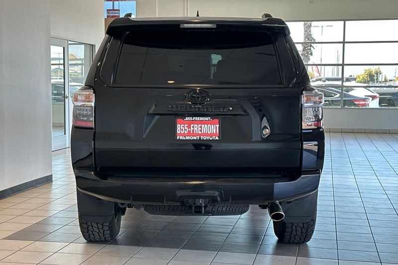 Toyota 4Runner Vehicle Full-screen Gallery Image 05