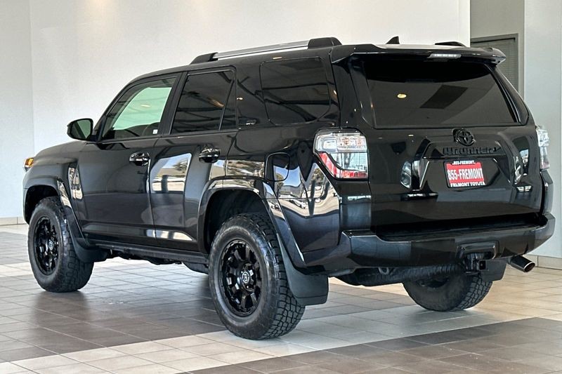 Toyota 4Runner Vehicle Full-screen Gallery Image 06
