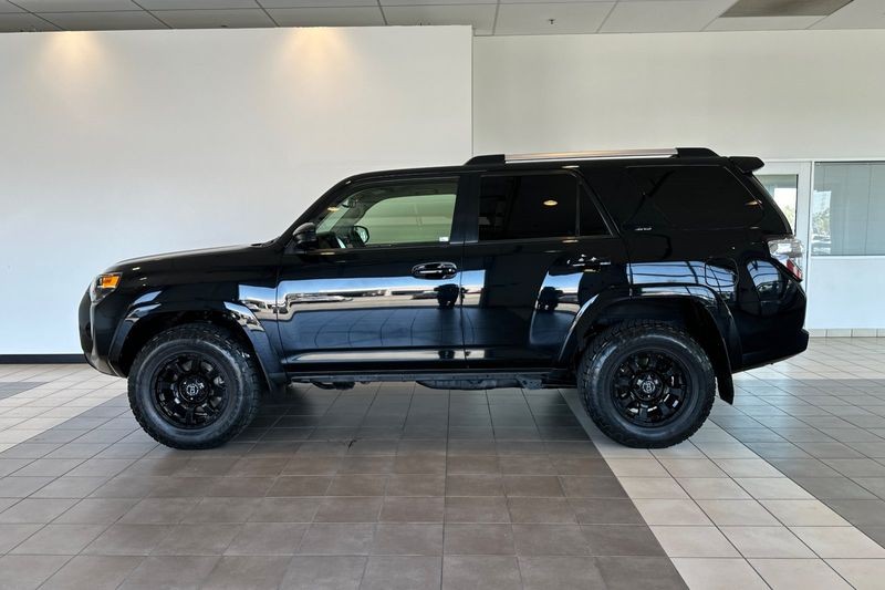 Toyota 4Runner Vehicle Full-screen Gallery Image 07