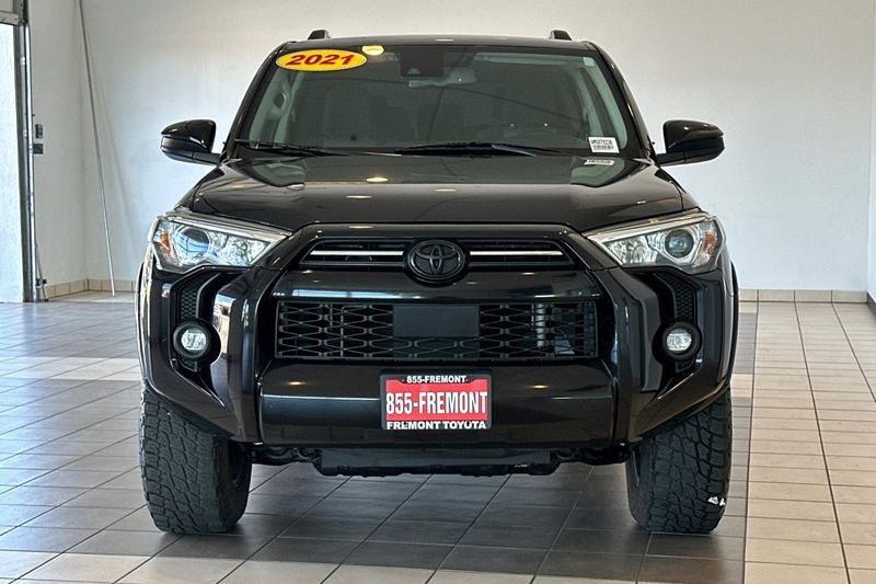 Toyota 4Runner Vehicle Full-screen Gallery Image 09