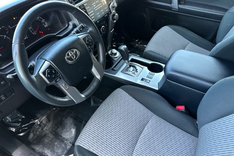 Toyota 4Runner Vehicle Full-screen Gallery Image 10