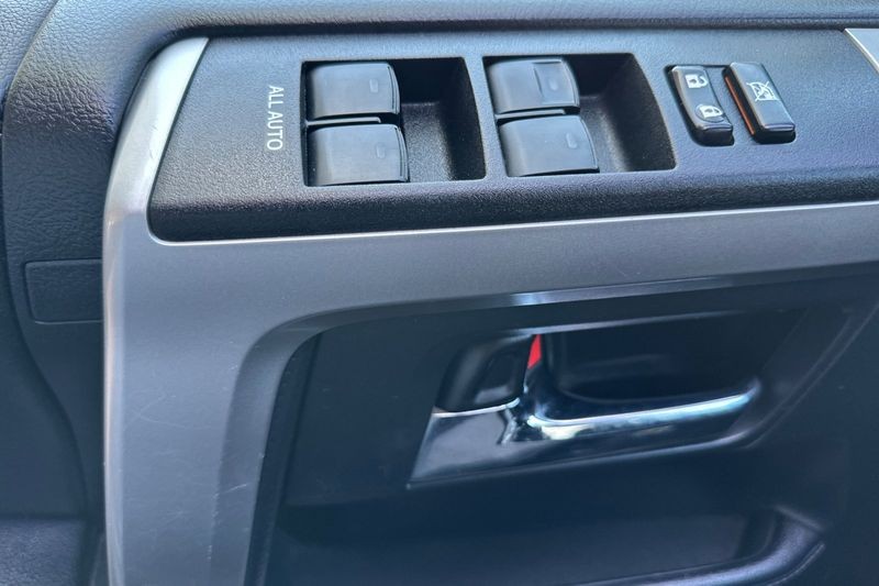 Toyota 4Runner Vehicle Full-screen Gallery Image 11