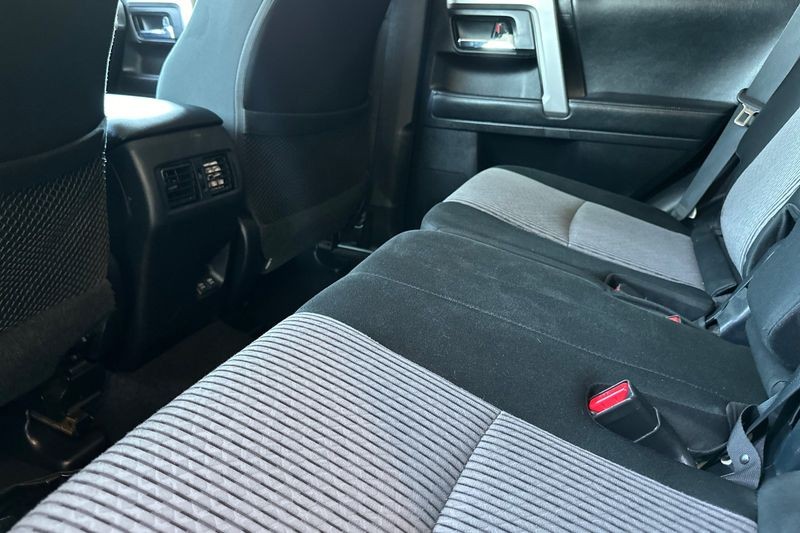 Toyota 4Runner Vehicle Full-screen Gallery Image 12