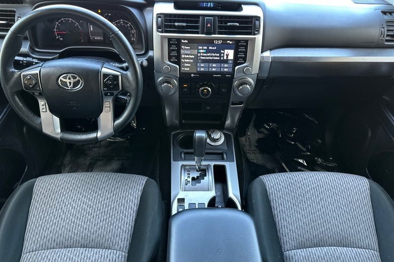 Toyota 4Runner Vehicle Full-screen Gallery Image 13