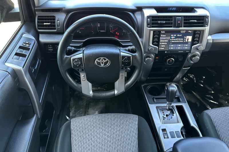 Toyota 4Runner Vehicle Full-screen Gallery Image 14