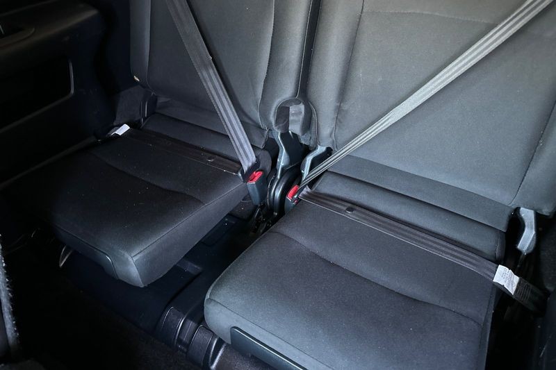Toyota 4Runner Vehicle Full-screen Gallery Image 15