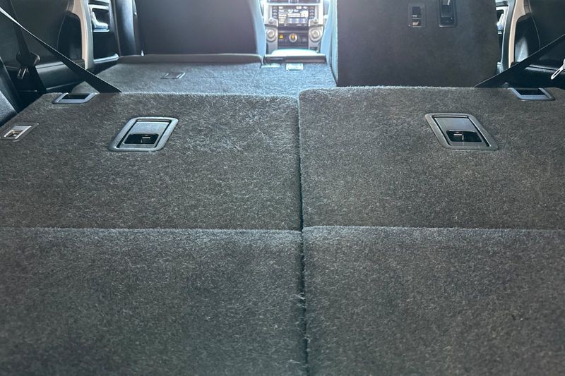 Toyota 4Runner Vehicle Full-screen Gallery Image 16