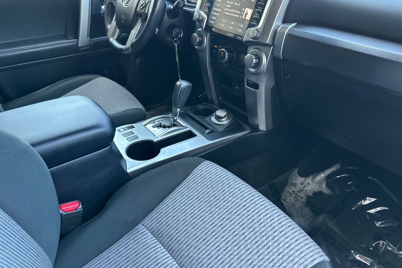 Toyota 4Runner Vehicle Full-screen Gallery Image 17