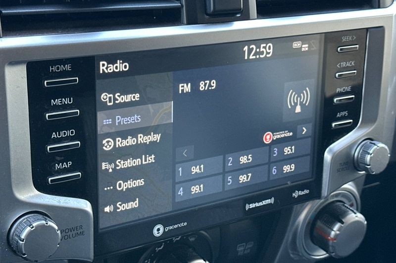Toyota 4Runner Vehicle Full-screen Gallery Image 19